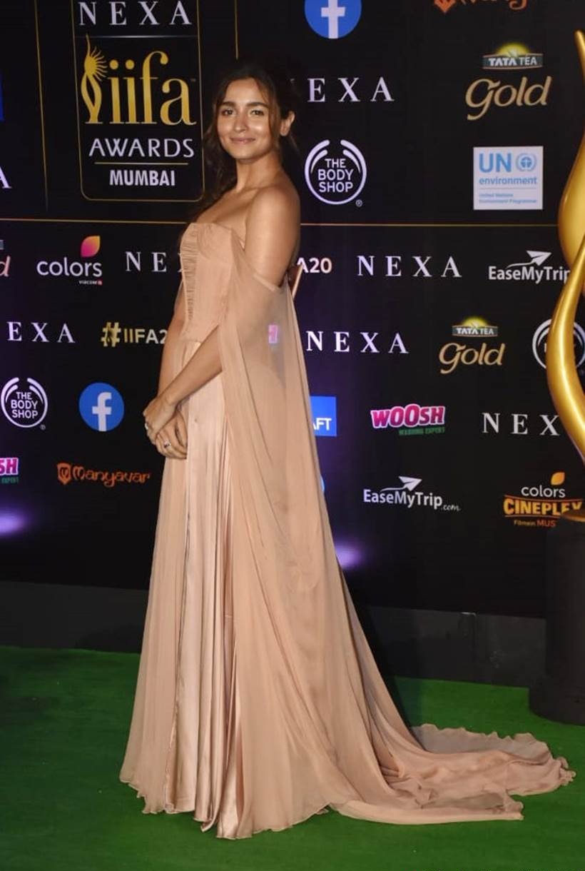 IIFA Awards 2019! Bollywood Celebs Shines on Green Carpet Friday Rumors